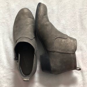 Glittery matte silver bootie